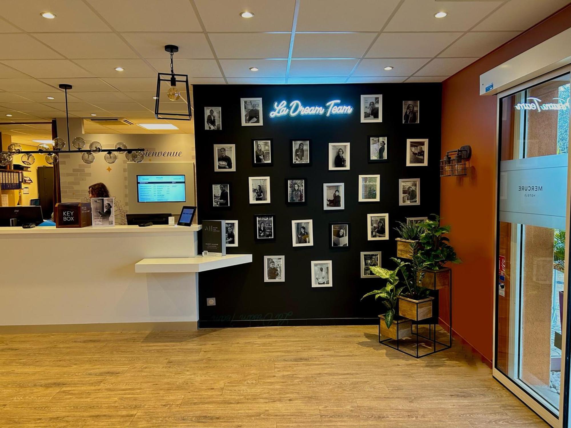 Mercure Lyon Est Chaponnay Exteriör bild